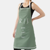sage greenのイニシャルシンプルでエレガントなモダンウェディング エプロン (インサイチュ)