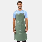sage greenのイニシャルシンプルでエレガントなモダンウェディング エプロン (着用した状態)