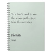 sage greenのインスピレーションを感じる目標の引用 ノートブック (正面)