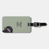 sage greenの荷物タグにいるリトル・ニンジャ・ウォリアー ラゲッジタグ (正面横)