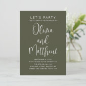 sage greenタイポグラフィスクリプトの結婚式+QR詳細 招待状 (スタンド正面)