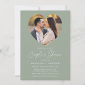 Sage Greenモダンハートフォトカップルのシャワー 招待状 (正面)