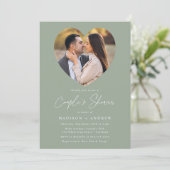 Sage Greenモダンハートフォトカップルのシャワー 招待状 (スタンド正面)