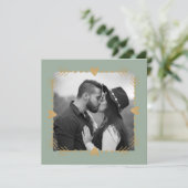 Sage Green写真モダン金ゴールドハート結婚ズ 招待状 (スタンド正面)