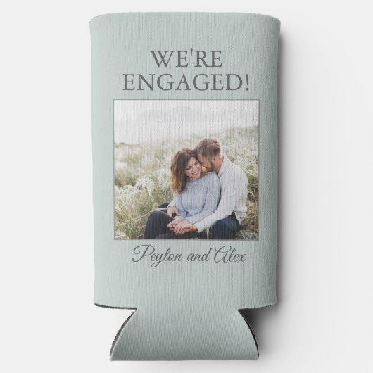 Sage Green婚約写真婚約した スリム缶クーラー (裏面)