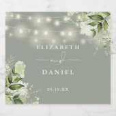  sage green の花と緑のストリングライト ウェディング ビールラベル (シングルラベル)