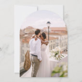 Sage Green 2フォトスクリプトウェディング日付を保存 招待状 (裏面)