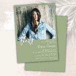 Sage Green 30th Birthdayフォト招待状 招待状<br><div class="desc">おもしろいモダン誕生日パーティーのための写真ミニマルなセージ緑と白の30歳の誕生日パーティの招待状。年齢は変えられる。この招待はシンプルと大人エレガントの節目の誕生日の招待と男性へ女性である。セージ緑と白の背景色は、デザインツールを使用して任意の色に変更できる。</div>
