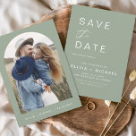 Sage Green Boho Save the Date Photo Minimalist セーブザデート<br><div class="desc">の結婚Boho正面に写真がある日付カードを保存する。Save the Dateカードには手で書いたモダン草書タイポグラフィが含まれエレガント、シンプルとミニマルモダンムな結婚式の日のお祝いの後に使用すシンプルる。</div>