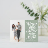 Sage Green Buon Natale書道クリスマスフォト シーズンポストカード (スタンド正面)