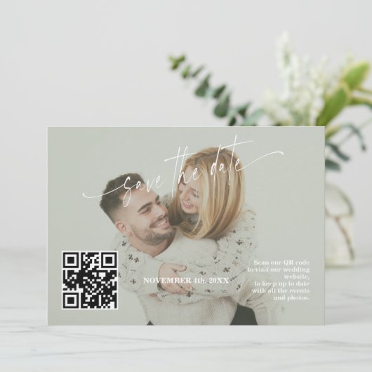 Sage Green Calligraphy QR Code Photo Wedding セーブザデート (スタンド正面)