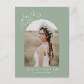 Sage Green Class of 2025 Arch写真卒業 インビテーションポストカード (正面)