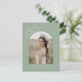 Sage Green Class of 2025 Arch写真卒業 インビテーションポストカード (スタンド正面)