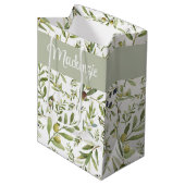 Sage Green French Country Chic Olive Name Monogram ミディアムペーパーバッグ (正面アングル)