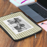 Sage Green Gingham Plaidのカスタム写真 ラップトップスリーブ<br><div class="desc">自分の写真をアップロードし、あなたは自分のカスタム文字を追加して自分のキープサギフトを作成する。あなたの写真とキャプションは、セージ緑のギンガムプレイドの背景に対して白い枠のかわいらし内側に設定されている。</div>