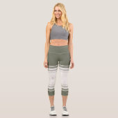 Sage Green Ivory Floral Line Art Athletic Stripes カプリレギンス (正面)