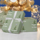 Sage Green Merry Christmas Family写真 ラッピングペーパー<br><div class="desc">コンウンエレガンテフォンデ・サビオadornado con aroboles de Navidad y delicados copos de nieve en caieda, este peridico de envolvimiento festivo el males hevio mensaje "Feliz Navidad".タンビエヌオフレチェラオプシオンデペルソナリザールノムブルデラファミリア，ロケ・ラコンヴィエルテアンナエレクトシオン理想的なパラロレガロス・デ・ロス・セレス・ケリドス。Ya sea para un regalo de la anfitriona, unmuestra de gratitude, o un preciado conservador de la famila, este papel de envoltura anade un toque extra de calidez y...</div>