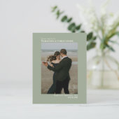 Sage Green Minimalistの結婚写真Save The Date 案内ポストカード (スタンド正面)