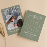 Sage Green Minimalistモダン Photo Calendar Boho セーブザデート<br><div class="desc">Sage Green Minimalistモダン Photo Calendar Boho日付を保存する。各情報を置き換えて簡単にパーソナライズする。縦型/ポートレート写真をアップロード。円をさらにクリック移カスタマイズ動する。カートに追加する前にプレビューを確認する。（写真：Mikhail Nilov撮影：Pexelsより）</div>