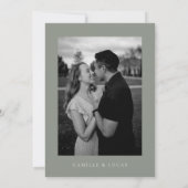 Sage Green Minimalist文字と写真デートを保存 招待状 (裏面)