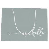 Sage Green Monogram名スクリプト書道 ラージペーパーバッグ (裏面)