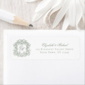 Sage Green Monogram Crest Wedding Return Address ラベル (インサイチュ)