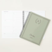 Sage green Monogram Personalized Quiet Luxury プランナー手帳 (ディスプレー)