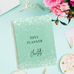 Sage green name script 2025<br><div class="desc">紙吹雪とセージ飾グリー背景。名前をカスタマイズして追加する。名前は大きな手書文字のスクリプモダント、署名のスタイルを持つ。学校、仕事、または個人/家族の生活を整理するのに最適。</div>
