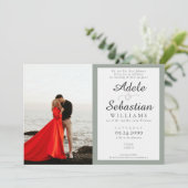 Sage Green Photo エレガント Monogramフォーマル結婚の 招待状 (スタンド正面)
