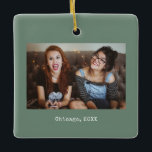 Sage Green Photo Keepsakeクリスマス セラミックオーナメント<br><div class="desc">シンプルSage Greenオーガニックはっきりした Minimalist Photo Keepsake Christmas Ceramicオーナメントパーソナライズされた、友達、家族、カップル、ガールフレンド、ボーイフレンド、同僚、ボスなどのための美しい贈り物。</div>
