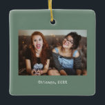 Sage Green Photo Keepsakeクリスマス セラミックオーナメント<br><div class="desc">シンプルSage Greenオーガニックはっきりした Minimalist Photo Keepsake Christmas Ceramicオーナメントパーソナライズされた、友達、家族、カップル、ガールフレンド、ボーイフレンド、同僚、ボスなどのための美しい贈り物。</div>