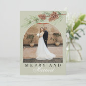 Sage Green Pine Merry & Married Photo Christmas シーズンカード (スタンド正面)