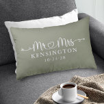 Sage Green Scriptタイポグラフィパーソナライズされたミセス アクセントクッション<br><div class="desc">Sage Green Scriptの結婚ハート矢印装飾用クッションさんハッピーカップルの姓と&さんの日パーソナライズされた付き結婚のミセスさん！結婚式カスタマイズ、記念日、初めてのクリスマス、婚約等に最適な贈り物への簡単cedarandstring@gmail.comで連絡お問い合わせもしデザインまたはマッチング製品のサポートが必要です。</div>