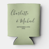 Sage Green Script Minimalist Wedding 缶クーラー (正面)