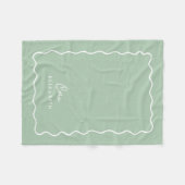 Sage Green Wavy Border Monogrammed フリースブランケット (正面(横))