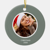 Sage Green & White モダンイニシャルモノグラムPHOTO セラミックオーナメント (正面)