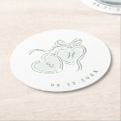 Sage Hand Drawn Hearts Monogram Whimsical Wedding ラウンドペーパーコースター (アングル)