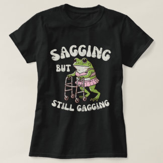 Sagging But Still Gagging | 面白いカエル・ミームTシャツ Tシャツ