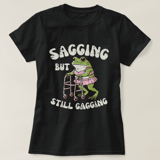 Sagging But Still Gagging | 面白いカエル・ミームTシャツ Tシャツ (デザイン正面)