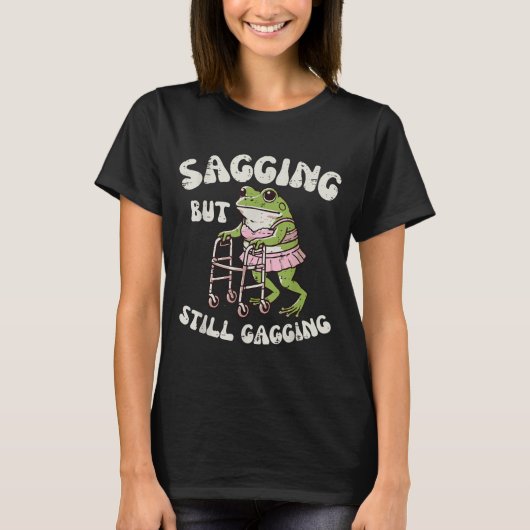 Sagging But Still Gagging | 面白いカエル・ミームTシャツ Tシャツ (正面)