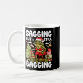 Sagging But Still Gagging Frog Funny Cringe Meme C コーヒーマグカップ (左)