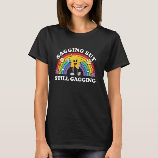 Sagging But Still Gagging Funny Inappropriate Adul Tシャツ (正面)
