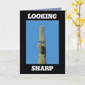 Saguaro Cactus Humorous Birthday Looking Sharp カード (黄色い花)