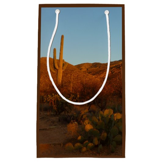 Saguaro Sunset I Arizona Desert Landscape スモールペーパーバッグ (正面)
