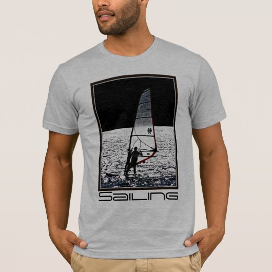 Sailboarding/ウィンドサーフィンをする人のティー Tシャツ (正面)