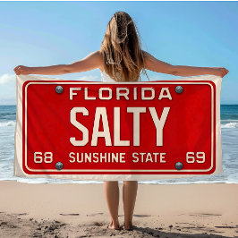 Salty 1969 | 赤いレトロなフロリダのナンバープレート サーフ ビーチタオル