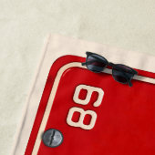 Salty 1969 | Red Retro Florida License Plate Surf ビーチタオル (インサイチュ)