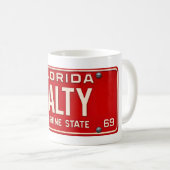 Salty Life 1969 | レトロな赤いフロリダ州ナンバープレート コーヒーマグカップ (正面右)