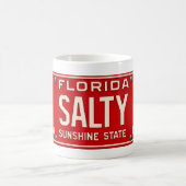 Salty Life 1969 | レトロな赤いフロリダ州ナンバープレート コーヒーマグカップ (中央)