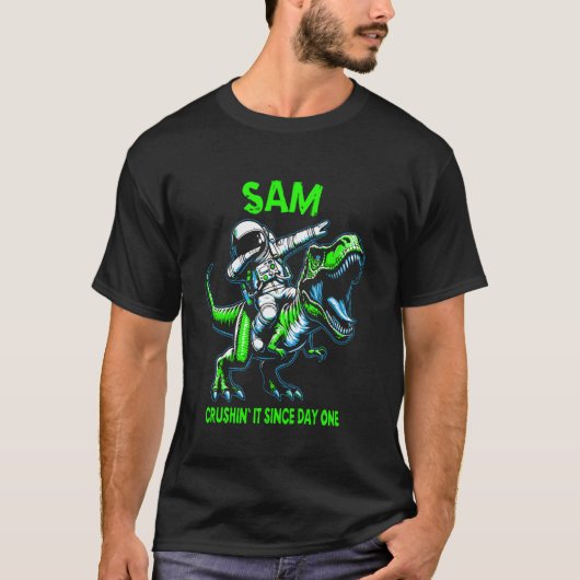 Sam Crushin' It Since Day One Astronaut Dinosaur C Tシャツ (正面)